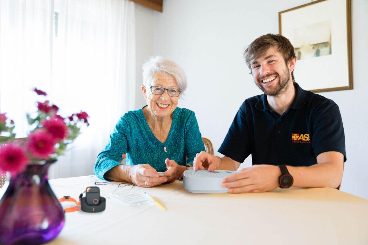 Dame mit ASB-Mitarbeiter